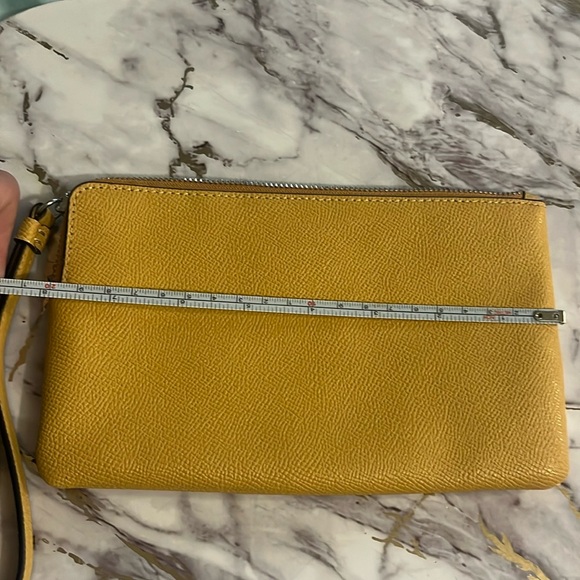 NWT 🍁🍂Mustard Stage Coach Wristlet, large enough for my iPhone 8”x5” - Picture 3 of 4